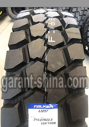 Falken LI-257 (привод-карьер) 315/80 R22.5 156/150K 20PR - Фото протектора с этикеткой вблизи